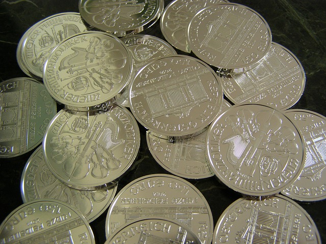 lesklé stříbrné mince, detail